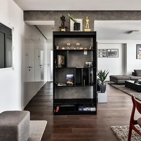 2 Bedroom Penthouse In Center, Free Parking *