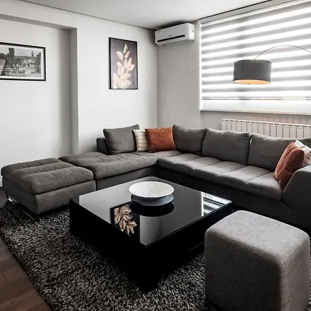 2 Bedroom Penthouse In Center, Free Parking Apartment *