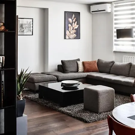 2 Bedroom Penthouse In Center, Free Parking Apartment *