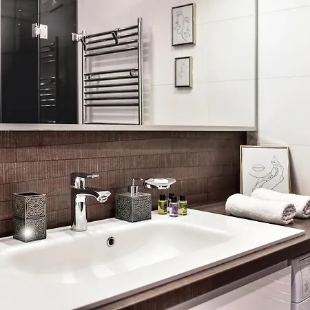 2 Bedroom Penthouse In Center, Free Parking Apartment *
