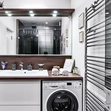 2 Bedroom Penthouse In Center, Free Parking