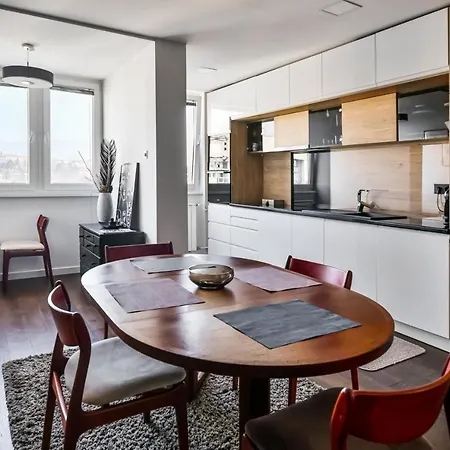 2 Bedroom Penthouse In Center, Free Parking Apartment