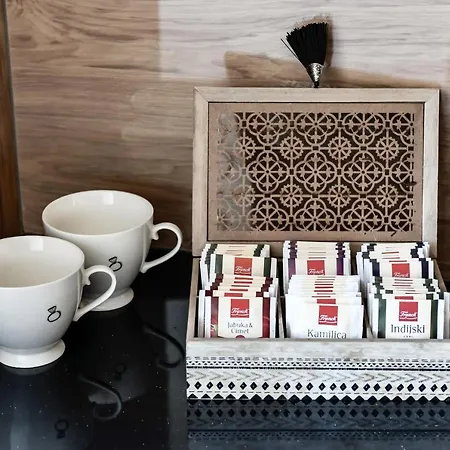 2 Bedroom Penthouse In Center, Free Parking Apartment *