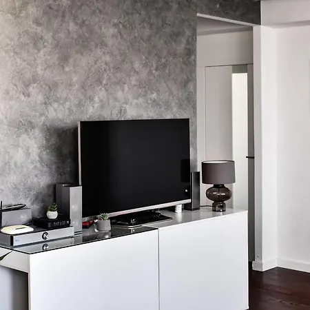 2 Bedroom Penthouse In Center, Free Parking *