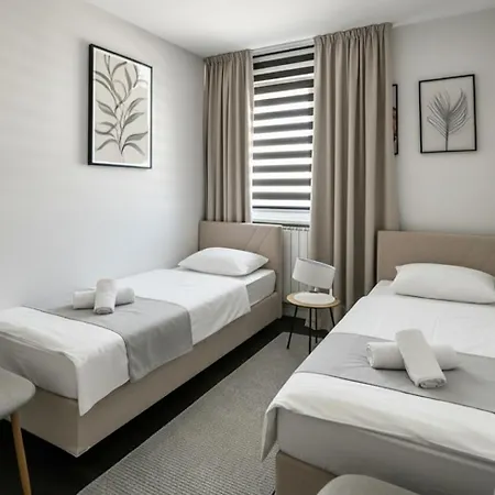 2 Bedroom Penthouse In Center, Free Parking Apartmán
