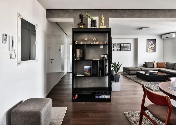 2 Bedroom Penthouse In Center, Free Parking *