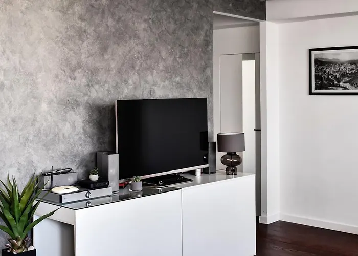 2 Bedroom Penthouse In Center, Free Parking *